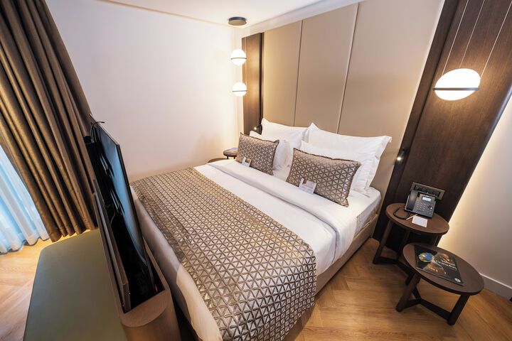 Room 83 of 200
