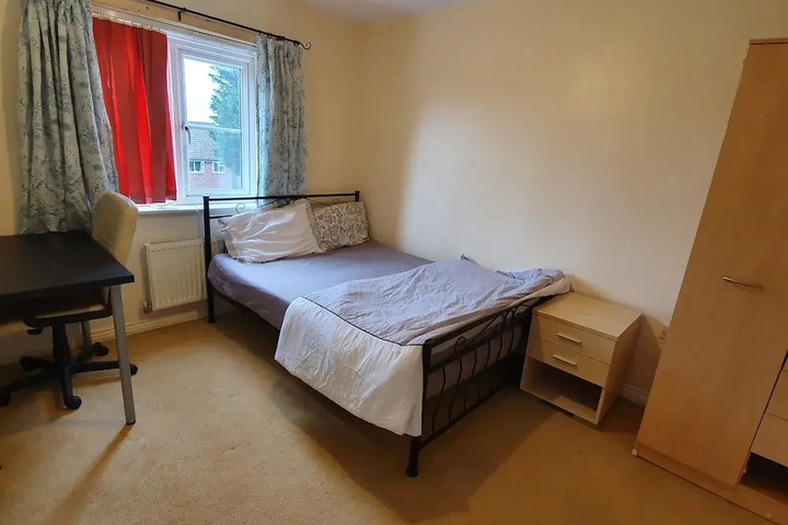 Room 4 of 12