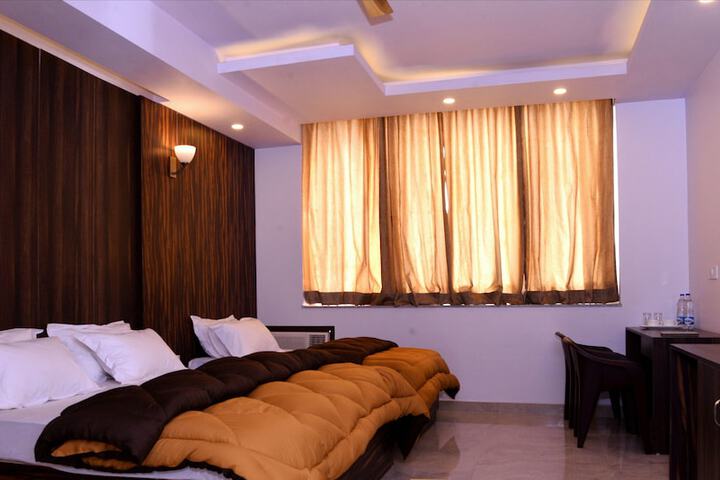 Room 4 of 10
