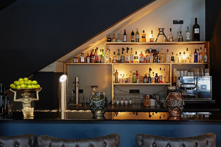 Lounge 27 of 33