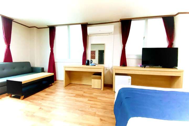 Room 9 of 19