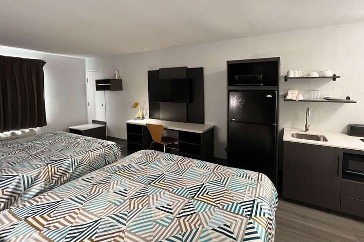 1 Queen Bed Kitchen (4 of 30)