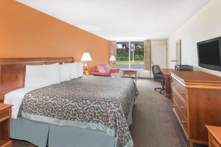 1 King Bed (3 of 9)