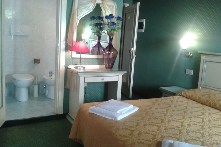 Room 9 of 96