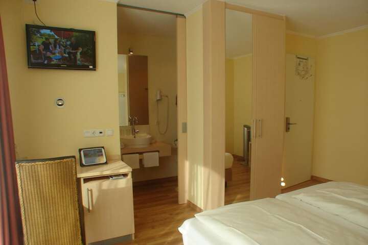 Room 8 of 28