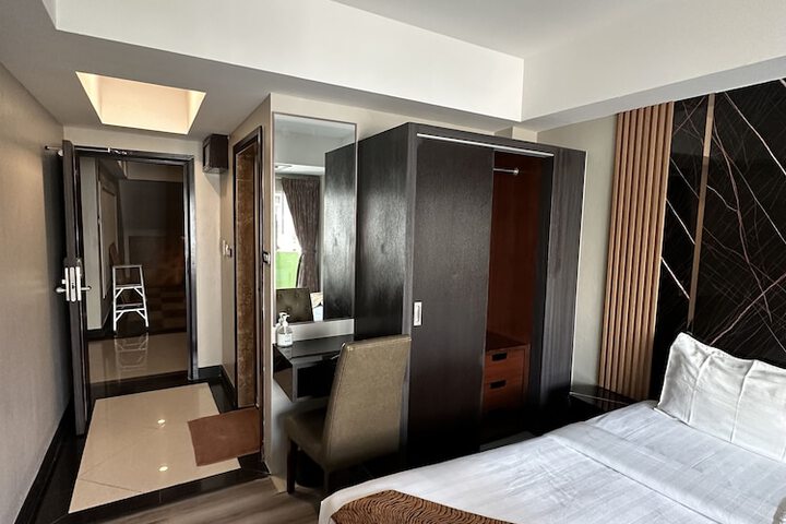 Room 19 of 38