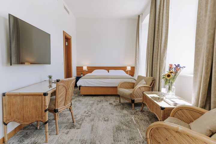 Room 6 of 92