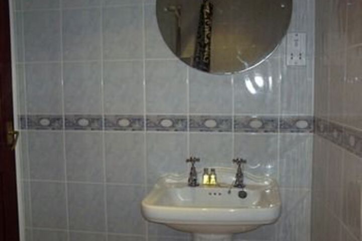 Room 6 of 18
