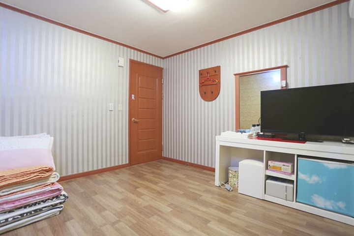 Room 5 of 28