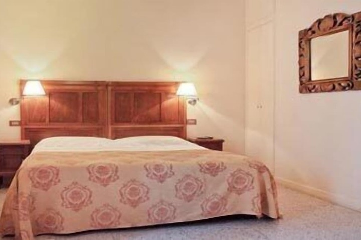 Room 9 of 32
