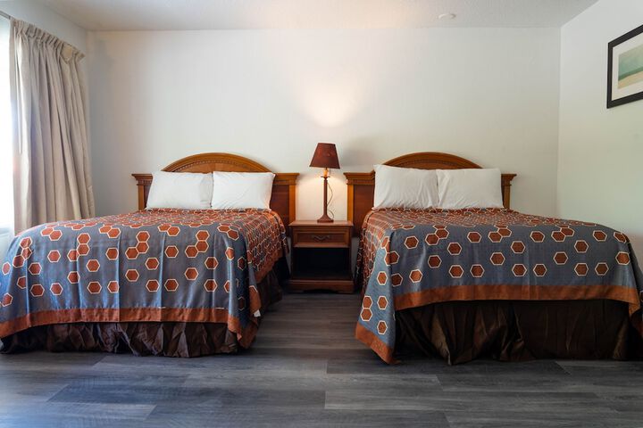 2 Queen Beds (5 of 7)