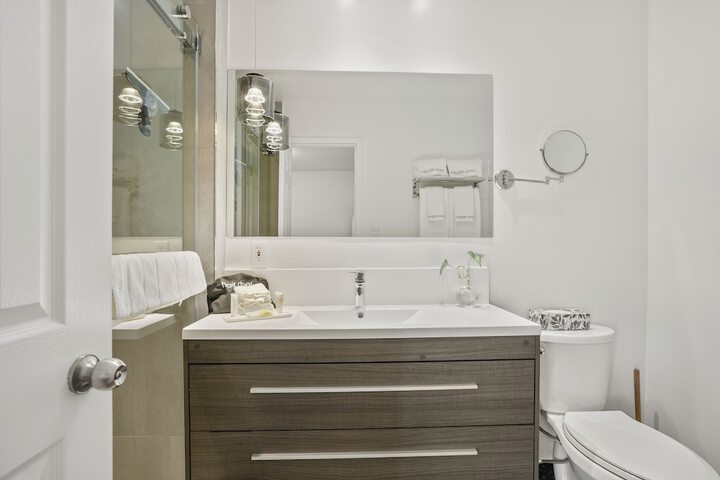 Comfort Room 1 King Bed Jetted Tub (20 of 23)