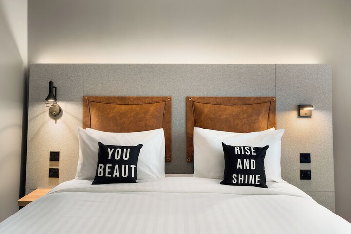 Room 16 of 28