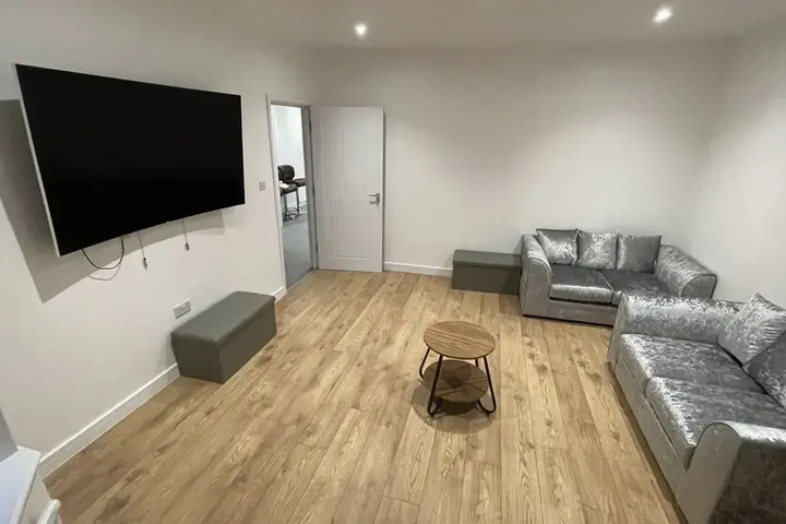 Room 12 of 18