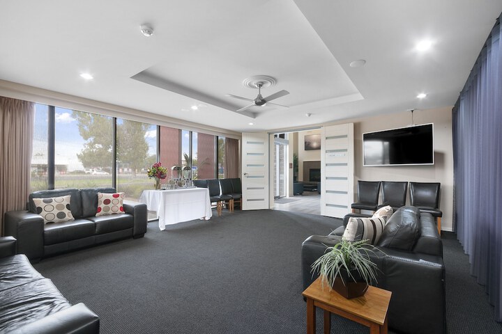 Lounge 20 of 33