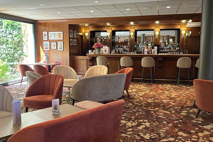 Lounge 32 of 42