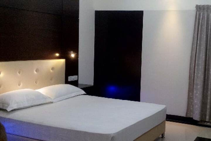 Room 5 of 16