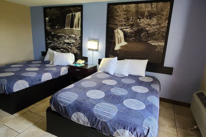Standard Room, King or Two Doubles (2 of 7)