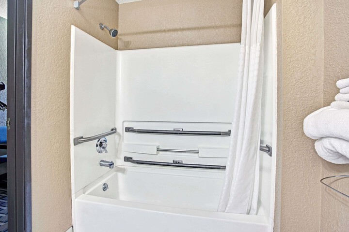 1 Queen Bed Accessible Room (2 of 9)