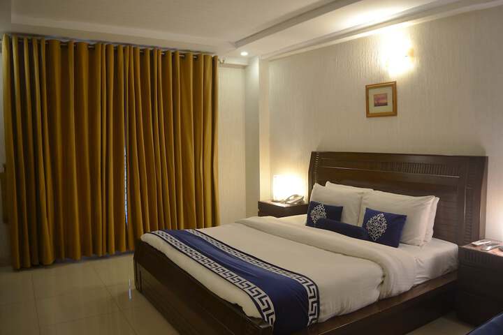 Room 10 of 83