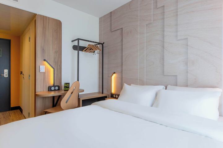 Room 17 of 44
