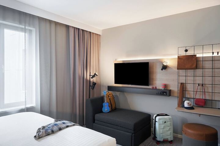 Room 11 of 48