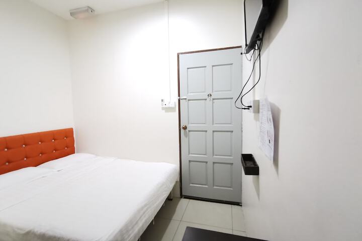 Room 9 of 33