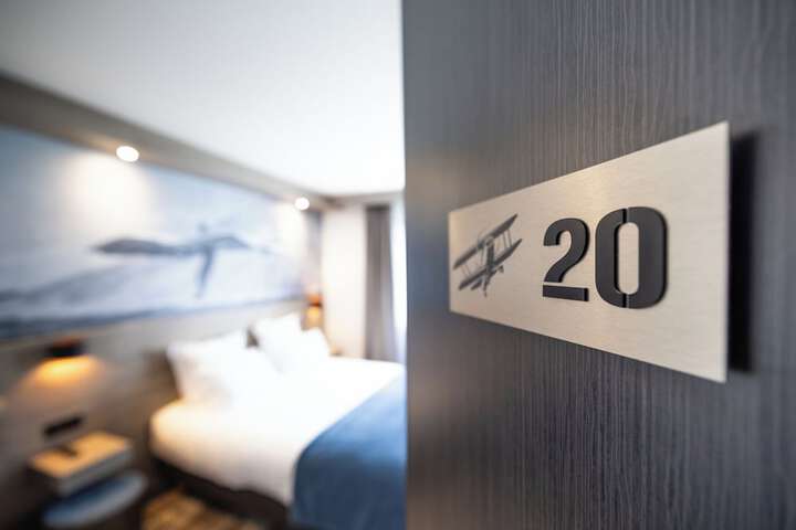 Room 13 of 77