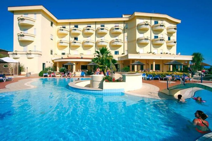 Sunshine Hotel &  Spa in Ricadi