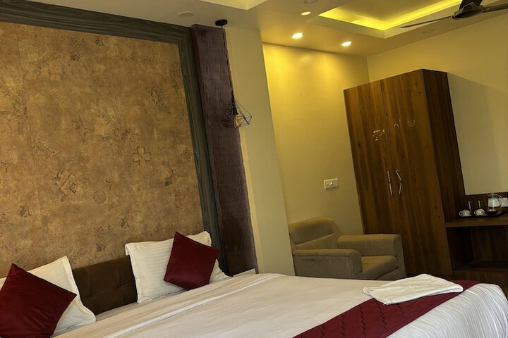 Room 11 of 28