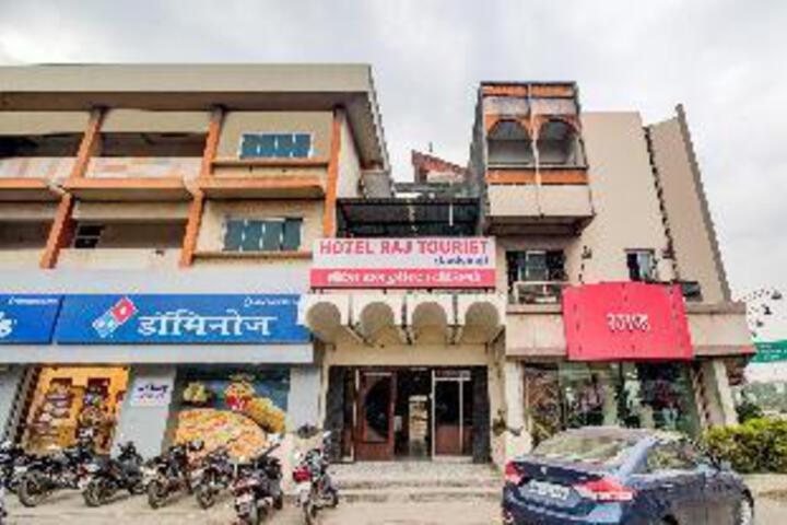 SPOT ON 63194 Hotel Raj Tourist