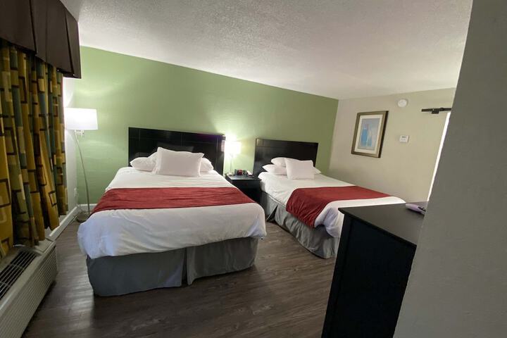 2 Queen Beds Work Desk Work Space Microwave and Refrigerator, Coffee and Tea Maker Full Breakfast (4 of 23)