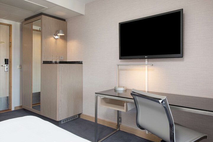 Room 10 of 34