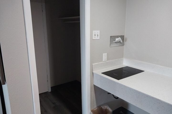 Room 4 of 8