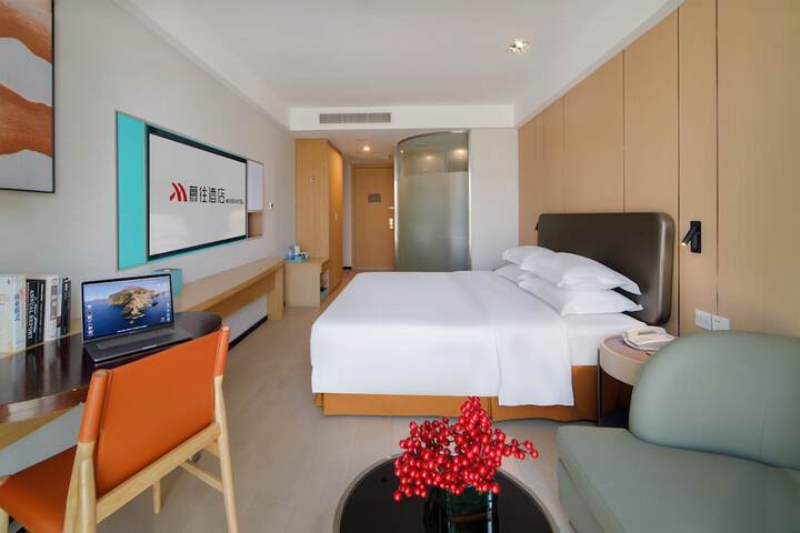 Room 5 of 12