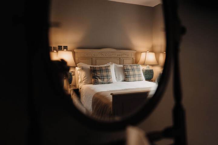 Room 27 of 102
