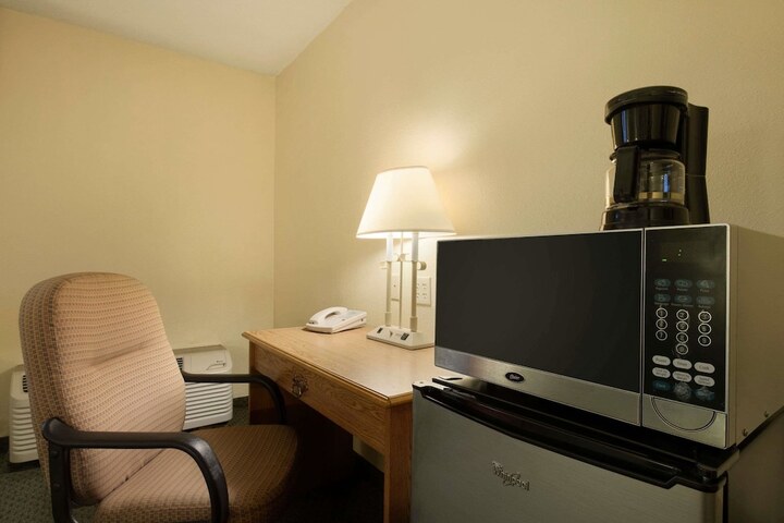 1 Queen Bed Accessible Room (5 of 8)