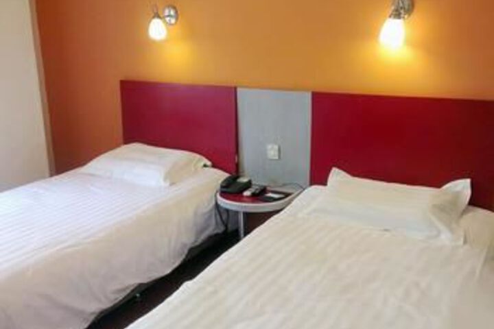 Room 6 of 24