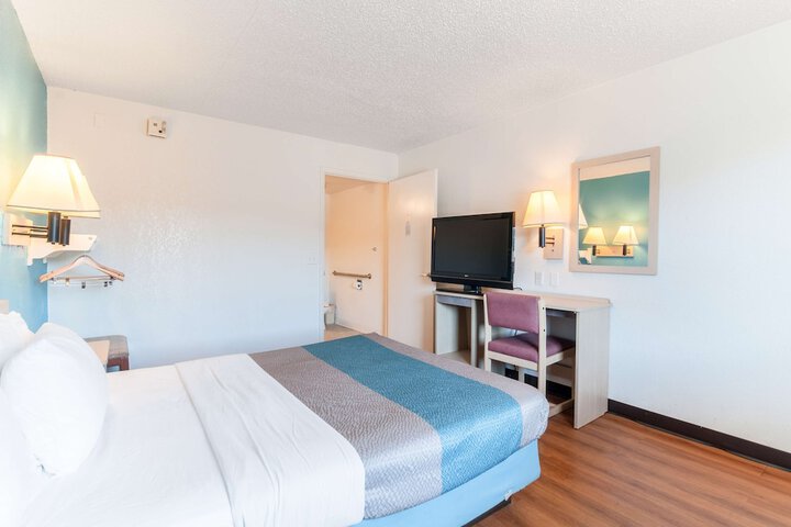 1 Queen Bed (2 of 4)