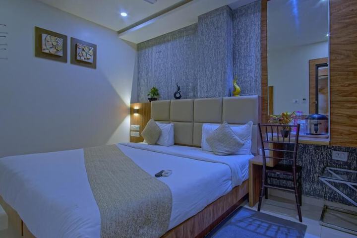 Room 8 of 12