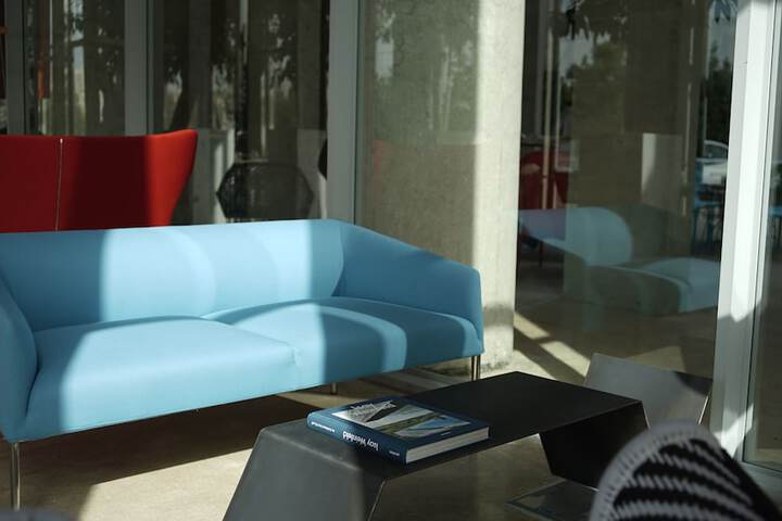 Lounge 34 of 58