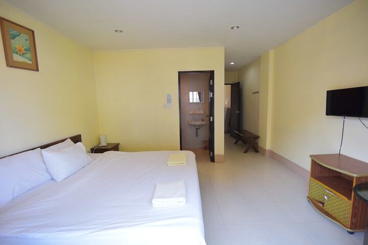 Room 4 of 28