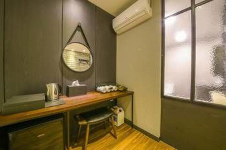 Room 12 of 16