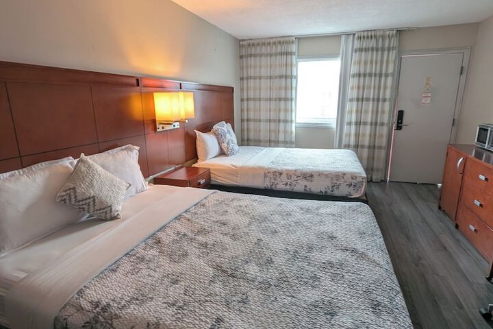 Family Room 2 Queen Beds (3 of 9)