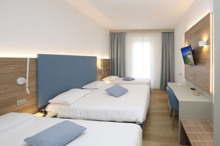 Room 46 of 221