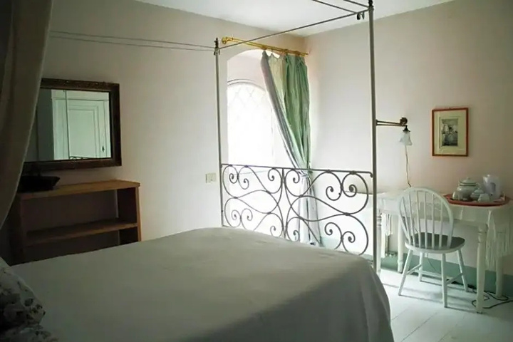 Room 2 of 3