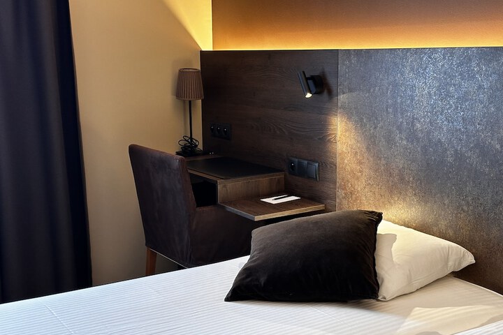 Room 10 of 77