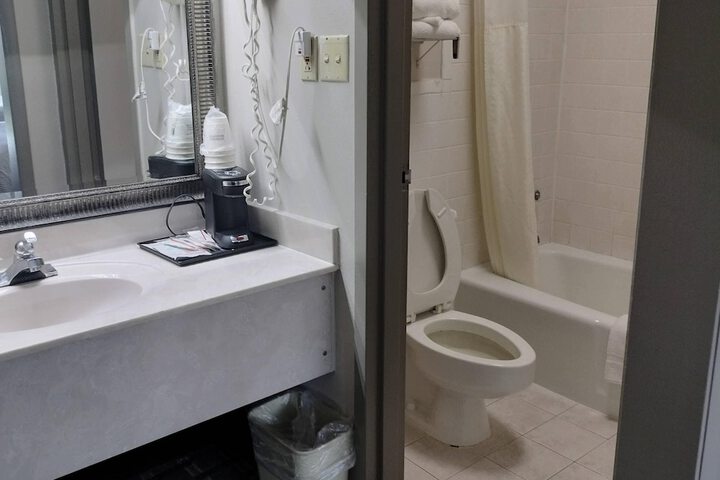 Room 102 of 190