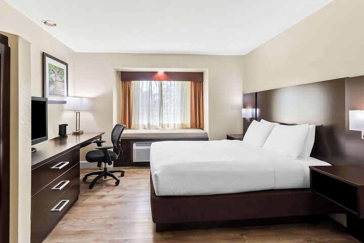 1 Queen Bed Microwave and Refrigerator Sofa Bed High Speed Internet Accessible Full Breakfast (1 of 21)