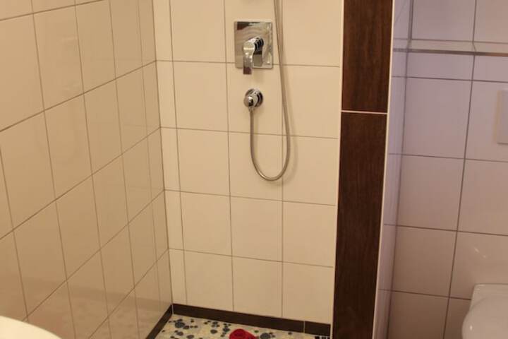 Room 6 of 28